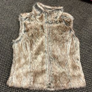 Girls justice faux fur vest size 6/7